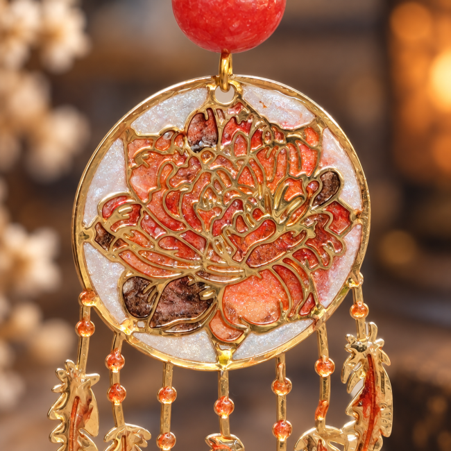 Détail du Lotus d’Ambre – émaillage à la main technique vitrail Gros plan sur le médaillon du Lotus d’Ambre révélant la finesse de ses motifs floraux et son émaillage réalisé à la main. Chaque détail coloré souligne le relief du lotus et témoigne du travail artisanal de cette création des Fantaisies d’A.