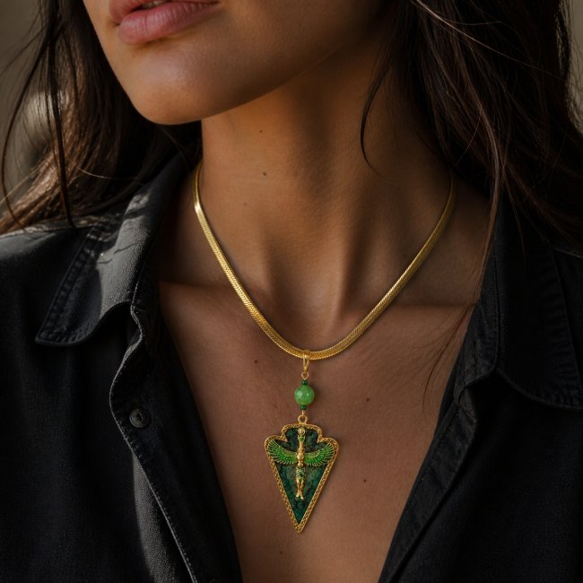 Femme portant le collier Isis Sève de Vie en aventurine verte et acier inoxydable doré inspiré de l’Égypte antique.
