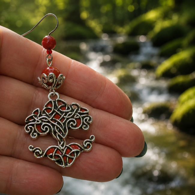 Vue rapprochée révélant les détails de l'arbre de vie en nœuds celtiques et les éclats chaleureux de la cornaline naturelle. Une création artisanale de la collection Læraðr inspirée des forêts sacrées du Valhalla.