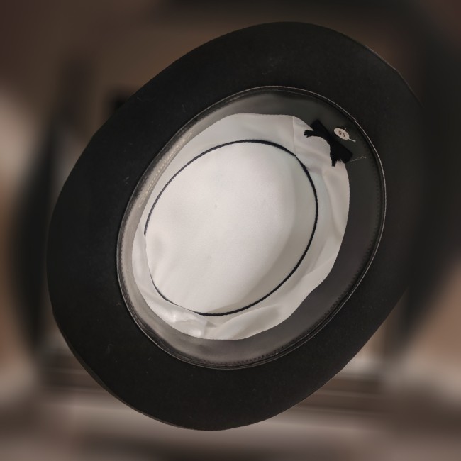 Finitions intérieures du chapeau Mina – Satin et cuir, confort haut de gamme Intérieur du chapeau steampunk Mina doublé de satin blanc avec bordure en cuir noir