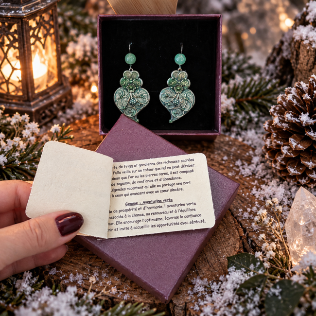 Le Trésor de Fulla dans son écrin avec carte des traditions associées à l’aventurine verte Description SEO : L’écrin du Trésor de Fulla accompagne la carte consacrée à l’aventurine verte, soulignant l’univers précieux et artisanal de cette création.