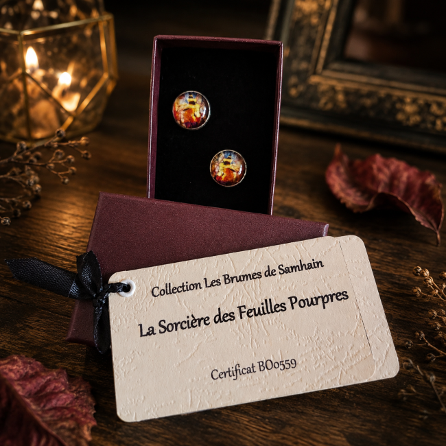Coffret cadeau – La Sorcière des Feuilles Pourpres Boucles d'oreilles La Sorcière des Feuilles Pourpres présentées dans leur écrin avec certificat – Collection Les Brumes de Samhain