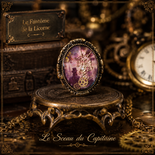 Le Sceau du Capitaine, création steampunk en laiton de la collection Le Fantôme de la Licorne, présenté dans un décor victorien mystérieux inspiré des cabinets d'objets anciens.