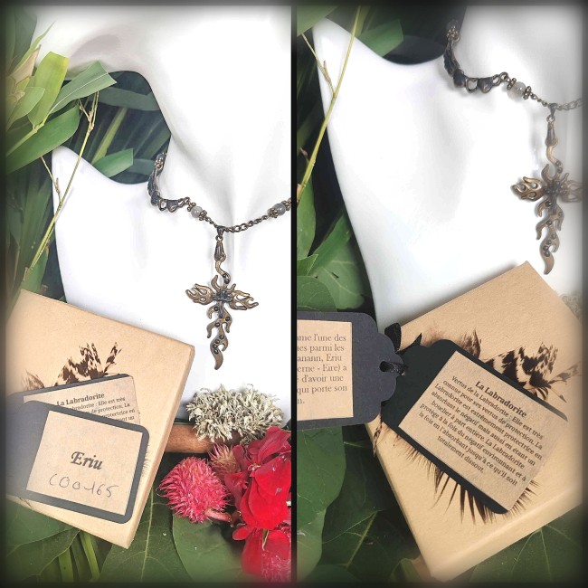 Le collier Ériu est présenté dans son écrin, accompagné de sa carte d’identification numérotée et de sa carte de lithothérapie, pour rappeler le lien sacré entre la matière et l’esprit. Dans les âges reculés, lorsque les brumes recouvraient l’océan et que
