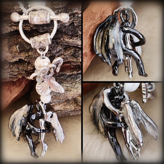 Pendentif artisanal « Les Ailes de l’Aube Ivoire » avec anges enlacés, émaillage fait main, perles en Howlite Blanche, papillon et serpent.