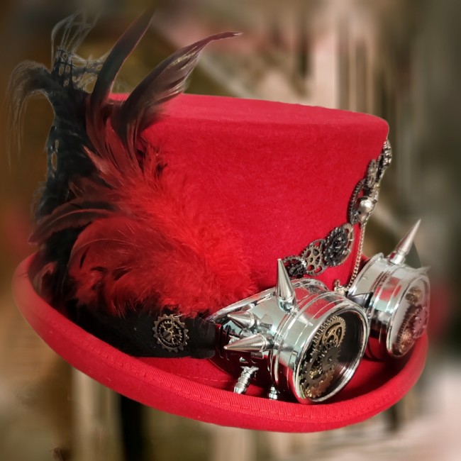Chapeau steampunk Dr Jekyll demi-profil droit avec engrenages métalliques, plumes noires et rouges et lunettes de soudeur steampunk