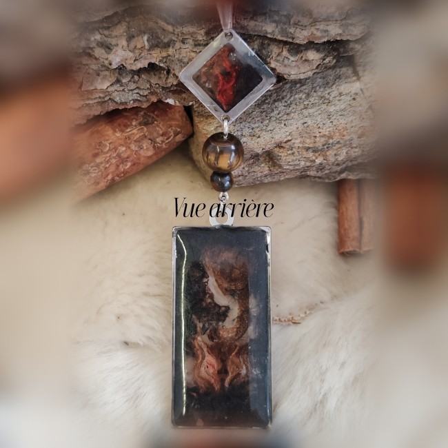 Dos du pendentif Le Drac – Fantaisies d’A. Arrière du pendentif artisanal Le Drac mettant en évidence l’émail transparent, les reliefs sculptés et les perles Oeil de Tigre. Pièce artisanale d’exception.