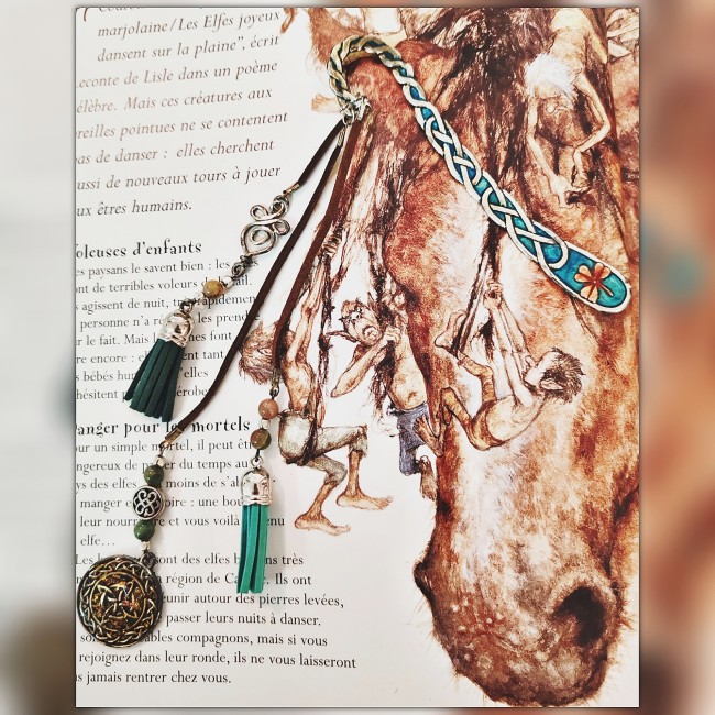 marque pages artisanal Bragi sur livre ouvert illustration cheval imaginaire symbole celtique turquoise
