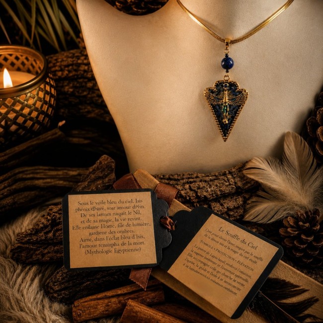 Collier artisanal Isis Souffle du Ciel en lapis-lazuli avec pendentif bleu nuit et or translucide. Présentation mystique inspirée de l’Égypte antique avec cartes symboliques et ambiance sacrée.