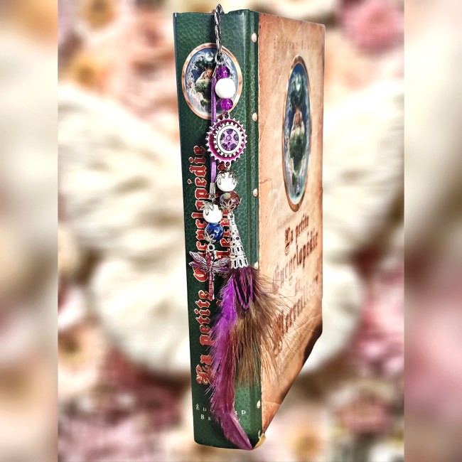 marque-pages steampunk Aléthée en métal émaillé posé sur un livre fermé accessoire de lecture original