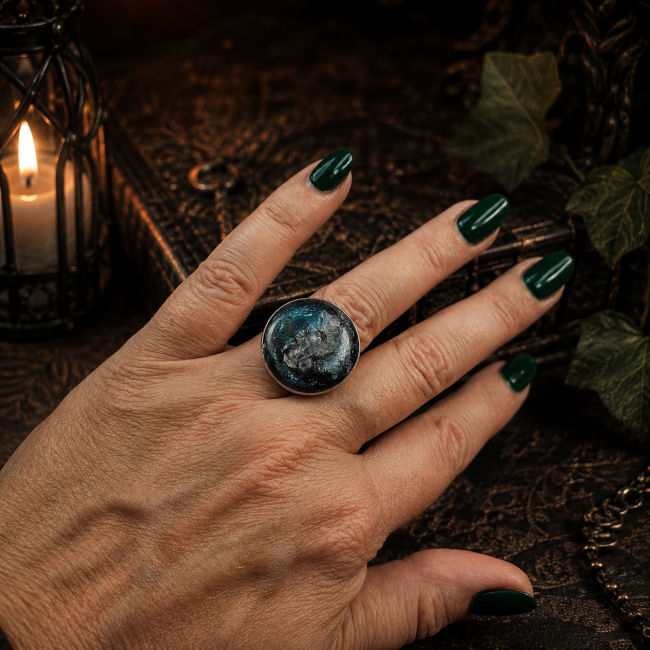 Bague médiévale La Crypte de Mélusine portée sur une main avec cabochon bleu