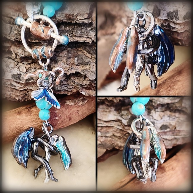 Pendentif artisanal « Les Ailes de l’Aube Bleue » avec anges enlacés, émaillage fait main, perles en Turquoise, papillon et serpent.
