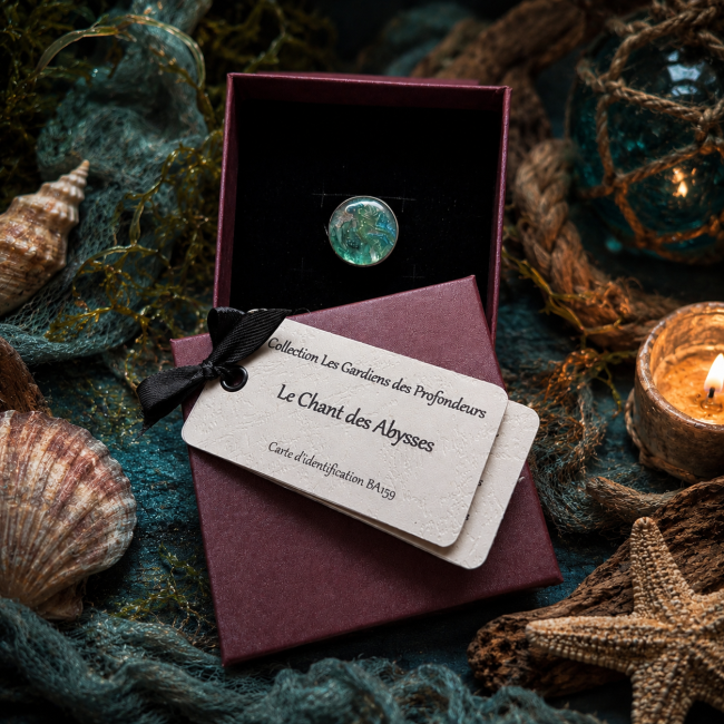 Le Chant des Abysses – Bague artisanale et certificat d’authenticité Bague femme Le Chant des Abysses présentée avec son certificat d’authenticité artisanal