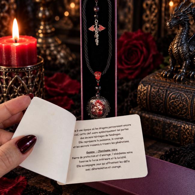 La Clef du Sang de Dragon – Écrin et certificat de création artisanale La Clef du Sang de Dragon dans son écrin gothique avec carte d’identification et informations sur la gemme
