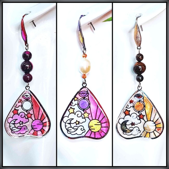 Collection de paires de boucles d'oreilles ésotériques en acier inoxydable argenté, pendants émaillés en transparence coloré, gemmes véritables et attaches crochet 