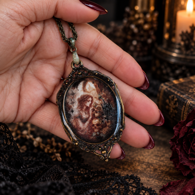Gros plan du médaillon du collier gothique artisanal La Gardienne des Souvenirs