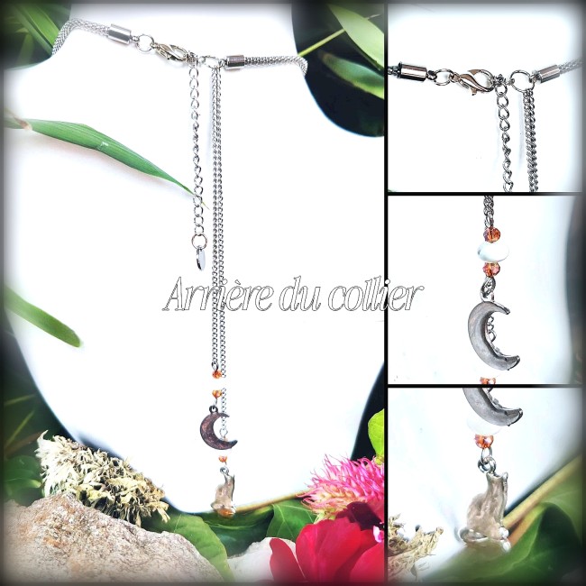 Montés sur une chaîne maille serpent élégante, ces colliers se terminent par deux embouts en acier prolongés de perles pampilles qui relient une fermeture par mousqueton. Cette fermeture est sublimée par une chaîne de réglage ornée de la médaille signatur