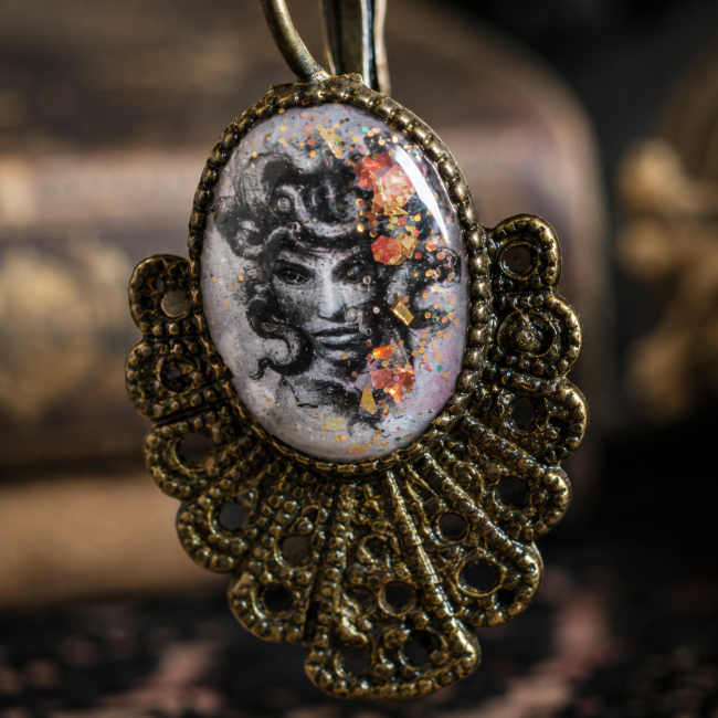Détail du cabochon Le Regard de Méduse Gros plan sur le cabochon représentant la Gorgone Méduse avec effet scintillant
