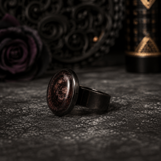 Bague gothique femme Le Baiser de Perséphone – Vue de trois-quarts Vue de trois-quarts du Baiser de Perséphone, révélant son large anneau sombre et la hauteur de son cabochon aux nuances profondes et mystérieuses.