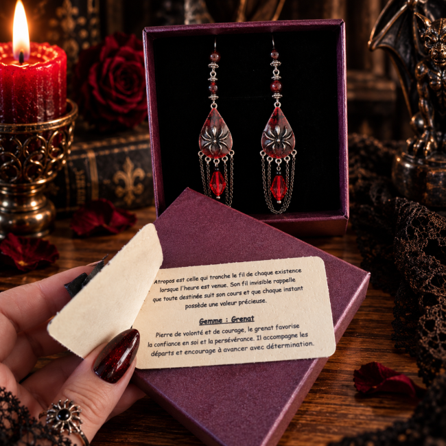 Le Fil d’Atropos – Pièce gothique artisanale dans son écrin Le Fil d’Atropos, boucles d’oreilles gothiques pièce unique présentées avec leur carte dans leur écrin