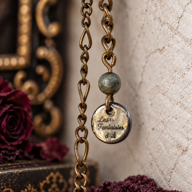 Chaîne de réglage du collier gothique avec perle en hématite verte et médaillon signature Les Fantaisies d’A