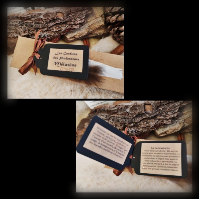 Écrin et cartes du collier Mélusine – Fantaisies d’A. Écrin personnalisé du collier Mélusine accompagné de sa carte d’identification numérotée et de sa carte de lithothérapie. Présentation haut de gamme par Fantaisies d’A.