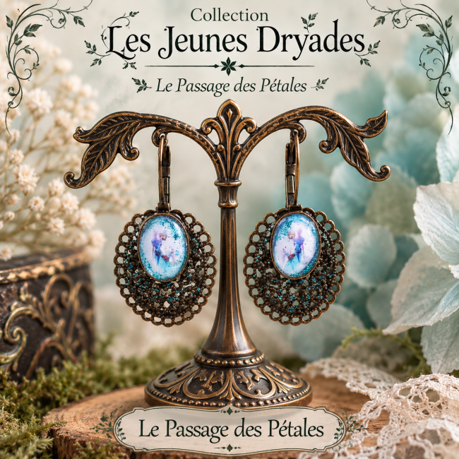 Le Passage des Pétales – Boucles d'oreilles vintage | Collection Les Jeunes Dryades Boucles d'oreilles vintage Le Passage des Pétales de la collection Les Jeunes Dryades avec cabochons aux nuances bleu turquoise sur support décoratif.
