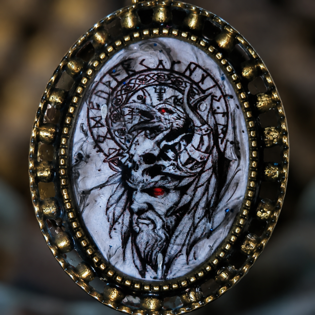 Gros plan sur le cabochon ovale de la bague, mettant en valeur le visage d’Odin, les runes et les détails de la réalisation.