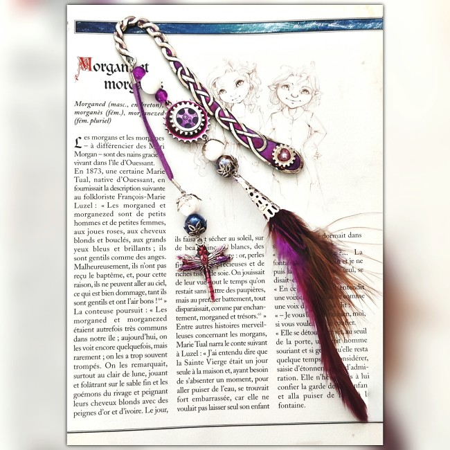 marque-pages steampunk Aléthée en métal argenté émaillé fuchsia et lilas présenté sur illustration de livre ouvert