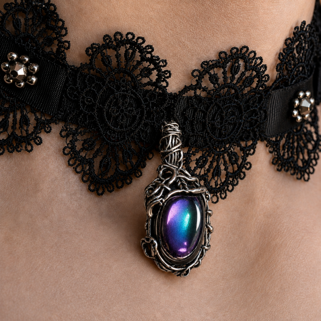 L’Étoile de Nantosuelta – Tour de cou avec pendentif elfique Gros plan sur le pendentif elfique de L’Étoile de Nantosuelta, pièce centrale d’un tour de cou artisanal en dentelle et satin noirs de la collection Les Sanctuaires de Néméton.