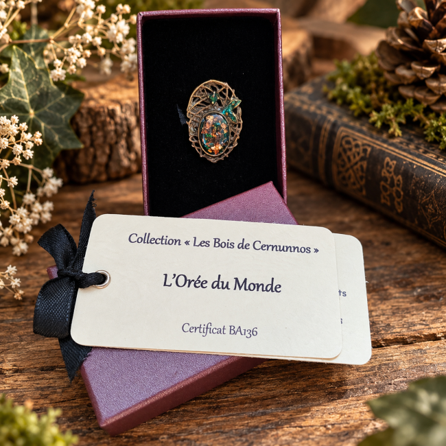L’Orée du Monde présentée dans son écrin avec sa carte d’identification, une présentation élégante et prête à offrir.