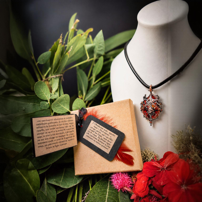 Collier gothique Calvéraëlle collection Les Soeurs de la Nuit coffret cadeau bijou artisanal plume rouge carte d'identification numérotée lithothérapie