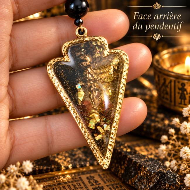 Face arrière du pendentif artisanal Le Voile du Mystère de la Collection Isis, détails noirs et dorés