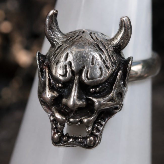 Détail du cabochon inférieur de La Treizième Heure, émaillé artisanalement à la main en rouge et noir. Une finition réalisée avec soin qui souligne l’esthétique sombre et mystique de cette création gothique.