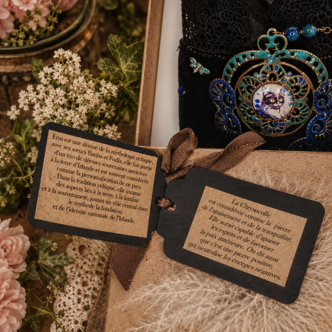 Cartes d’identification et lithothérapie – Manchette Eriu Découvrez les cartes d’identification et de lithothérapie de la manchette Eriu, inspirées de la mythologie celtique et des vertus de la chrysocolle, dans un décor de jardin vintage raffiné.