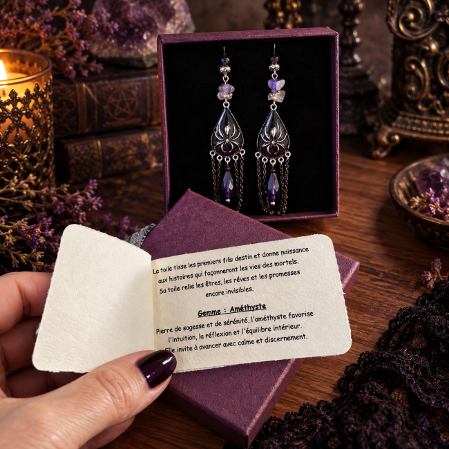 Écrin des boucles d’oreilles gothiques La Toile de Clotho avec carte d’identification et fiche améthyste
