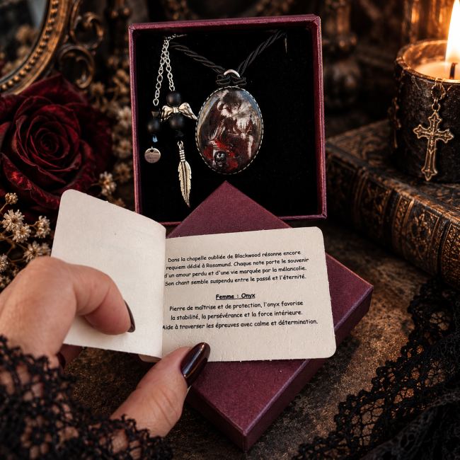 Le Requiem de Rosamund, bijou gothique artisanal dans son écrin avec carte de présentation, onyx et cordon noir satiné.