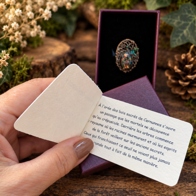 L’écrin de L’Orée du Monde accompagné de sa carte-légende, qui plonge dans l’univers mystérieux des bois sacrés de Cernunnos.