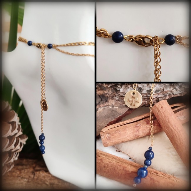 Finitions artisanales collier Khépri Le Scarabée Solaire Détail de l’arrière du collier Khépri Le Scarabée Solaire sur buste blanc, fermeture mousqueton, médaille signature et enfilade de perles en lapis lazuli