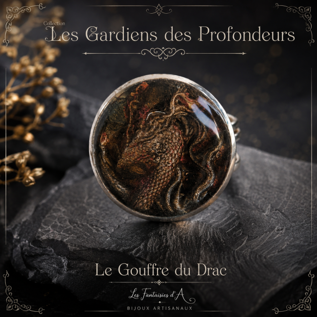 Bague réglable en acier inoxydable argenté ornée d’un cabochon circulaire émaillé à la main représentant un dragon, collection Les Gardiens des Profondeurs.