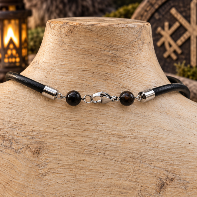 Fermoir du collier viking Le Regard de Muninn – Détail artisanal Zoom sur le système de fermeture du collier Le Regard de Muninn et ses éléments de montage. Un détail qui souligne le soin apporté à cette création artisanale inspirée de l’univers viking.