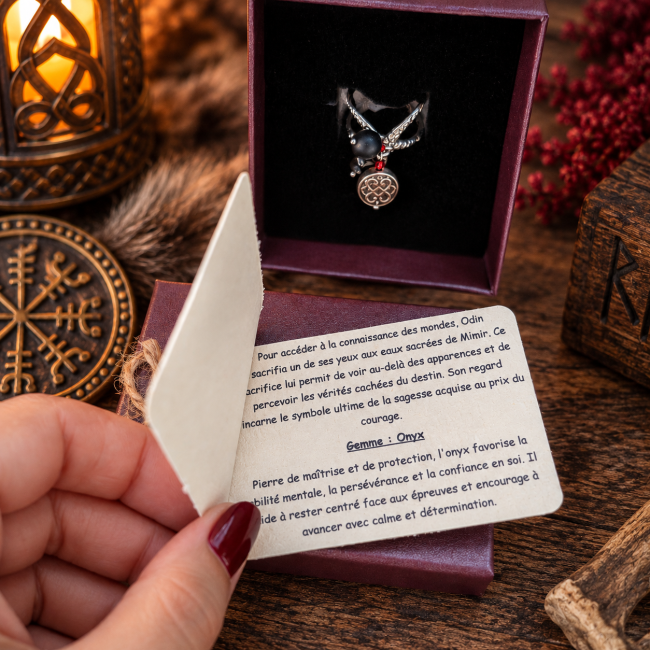 L’Œil d’Odin – Bague en onyx avec carte d’identification L’écrin de L’Œil d’Odin accompagné de sa carte présentant la légende d’Odin et les propriétés symboliques de l’onyx, dans un décor inspiré de l’univers viking.
