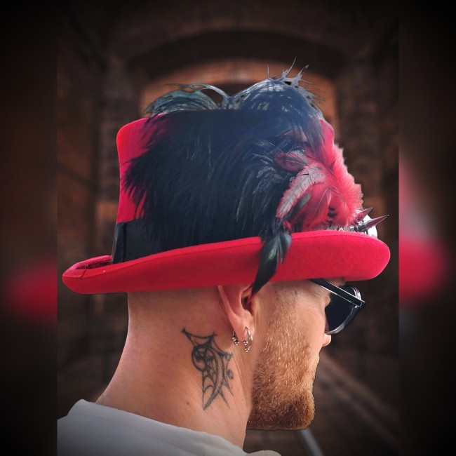 Chapeau steampunk Dr Jekyll porté, vue arrière, plumes noires et bandeau en cuir