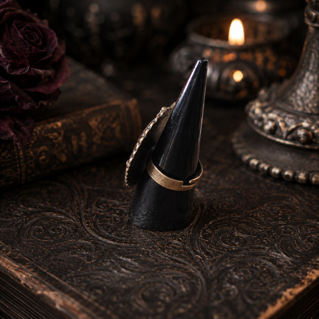 Bague gothique Le Sceau d’Érèbe – Vue de profil Vue de profil du Sceau d’Érèbe, bague gothique en laiton révélant la profondeur du cabochon et la finesse de sa monture.
