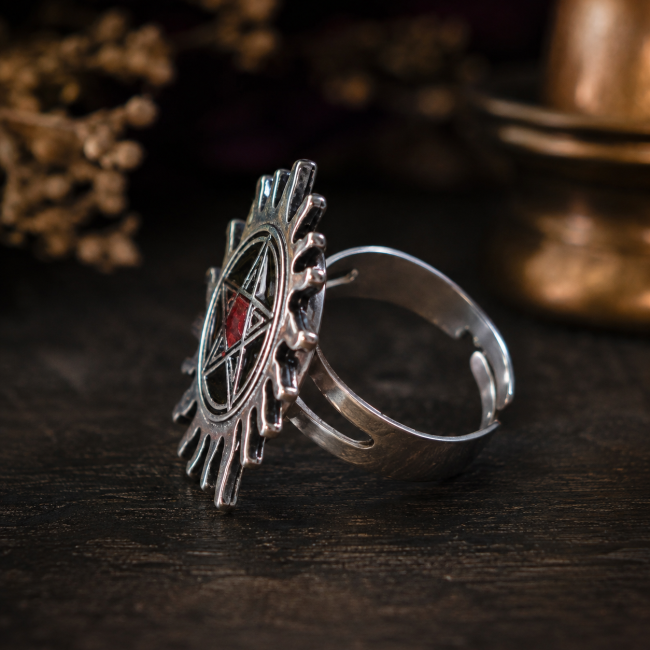 Le Soleil des Sorcières bague gothique vue de profil Bague gothique Le Soleil des Sorcières vue de profil avec anneau réglable en acier inoxydable argenté