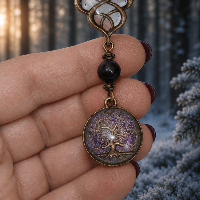 Gros plan sur le médaillon arbre de vie aux reflets violets des boucles Nuit des Runes. Bijou artisanal fantasy inspiré des mythes nordiques et de la nature sacrée.