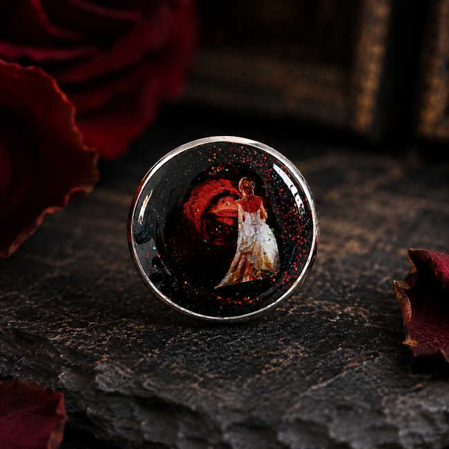 Cabochon Le Dernier Bal d'Isolde Détail du grand cabochon émaillé Le Dernier Bal d'Isolde