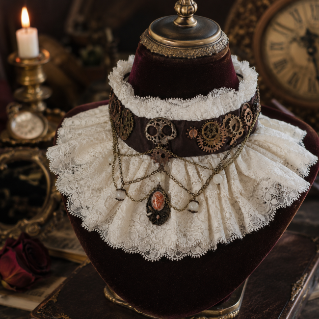 Présentation du tour de cou haute couture Les Secrets de l’Horlogère sur buste, mettant en valeur son volume, ses volants de dentelle de Calais, son taffetas chocolat et ses ornements mécaniques.
