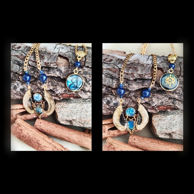 Collier Khépri Le Scarabée Solaire – Pendentifs et lapis lazuli Deux pendentifs du collier Khépri Le Scarabée Solaire présentés recto verso, bijou mythologique artisanal émaillé à la main avec perles en lapis lazuli sur décor naturel