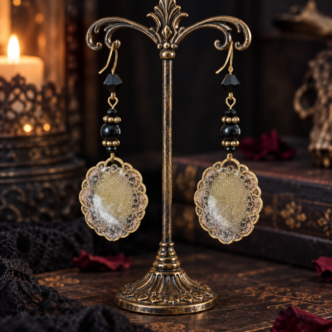 Vue arrière des boucles d’oreilles gothiques Le Baiser du Corbeau, médaillons en laiton émaillés artisanalement sur les deux faces